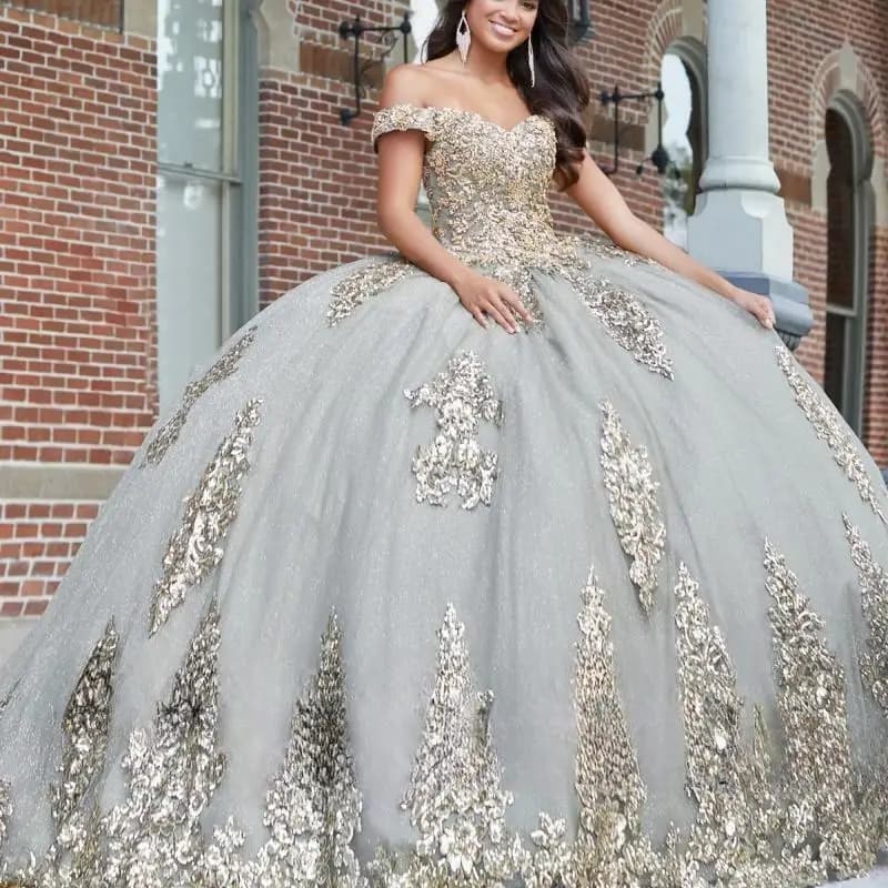 Abiti Quinceanera grigi personalizzati Spalla che abbaia innamorato Lucido con paillettes decalcomania abito lungo con spalle scoperte Abiti da 15 Anos 24