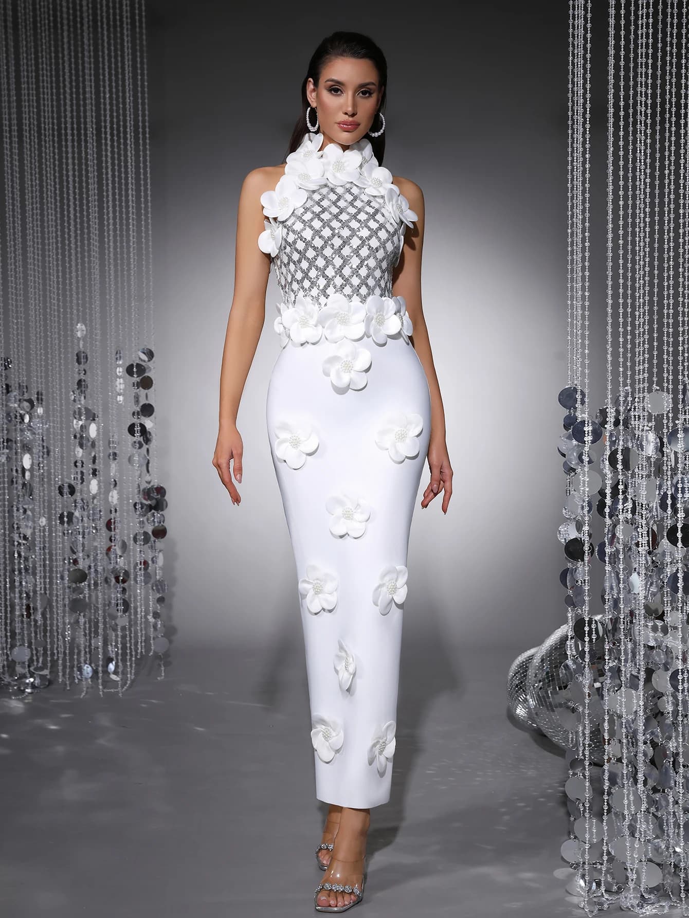Abito lungo fasciante da festa elegante e alla moda, senza maniche, con paillettes e fiori, disponibile in vari colori, ideale per cocktail party e occasioni speciali.