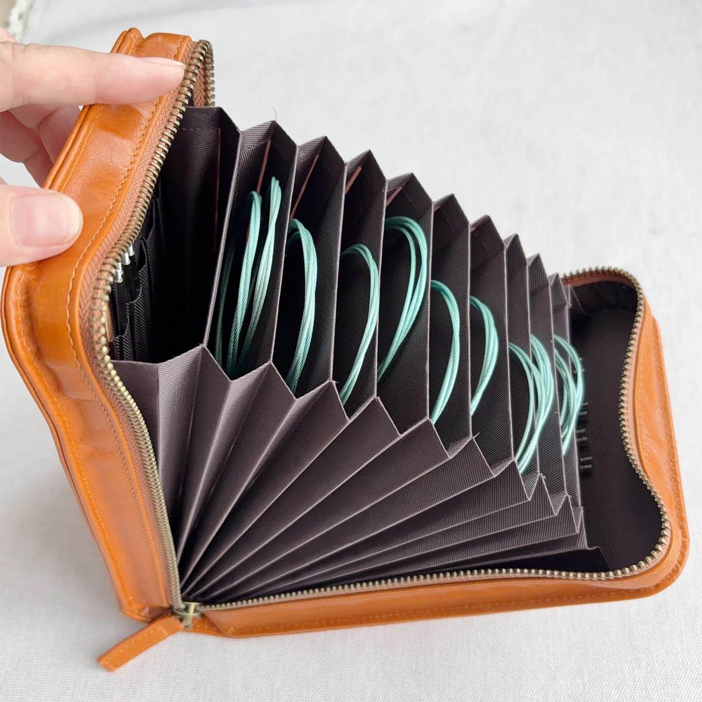 Custodia per aghi circolari per organo in vera pelle con fili di loto, borsa per ferri da maglia organizzata per riporre fissi e intercambiabili