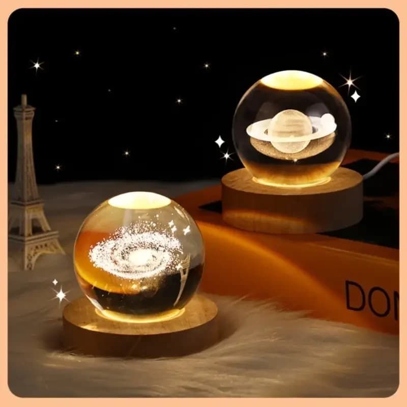 Striscia luminosa notturna con sfera di cristallo 3D da 1 pezzo con base in legno - Alimentata tramite USB, perfettamente adatta per la decorazione della camera da letto e dell'ufficio. I