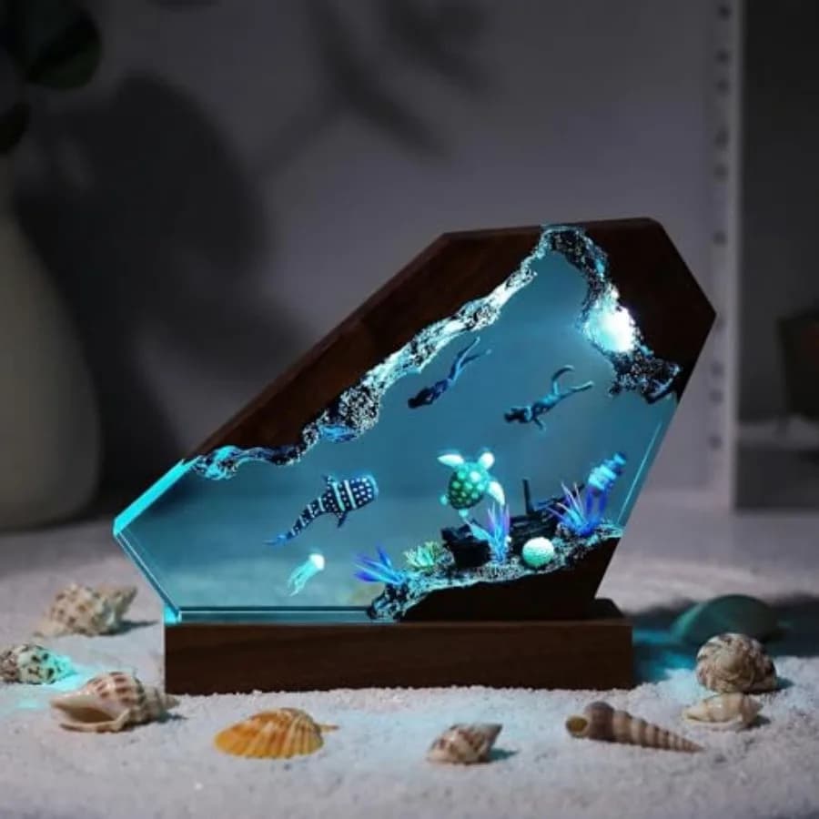 Lampada Creativa in Resina Epossidica e Legno, Fatta a Mano, Multicolore, a Tema Acquatico, con Effetto Grotta Subacquea Profonda, Luce Notturna a LED per Appassionati, Decorazione da Scrivania