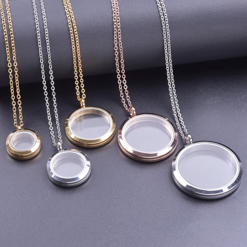 Collana con ciondolo rotondo Collana con medaglione Collane in acciaio inossidabile per donna Uomo Catena di gioielli intorno al collo Collana Decorazione Regali