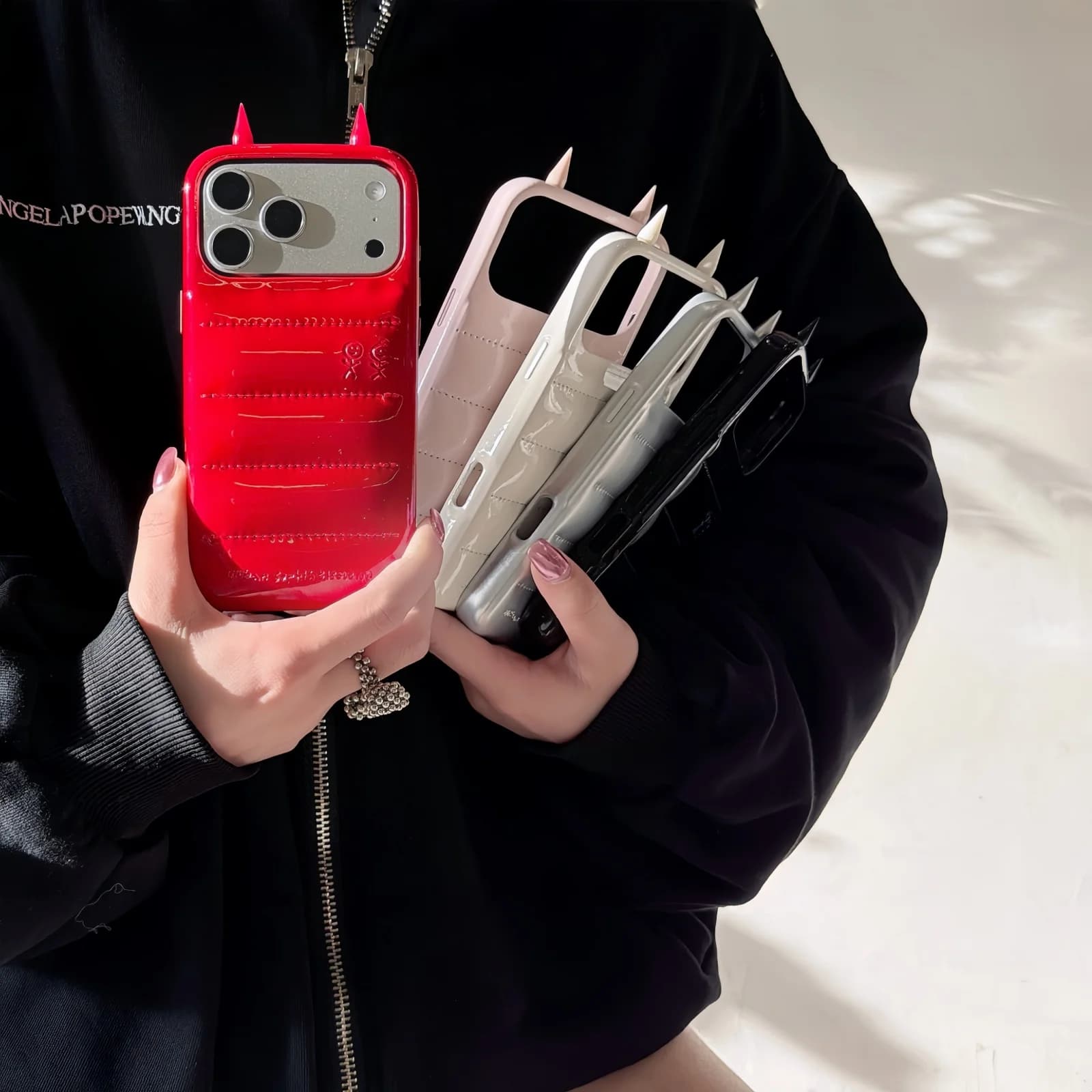Custodia per telefono con corna in pelle di cartone animato con design trapuntato e antiurto per IPhone17 16 ProMax, copertura all-inclusive