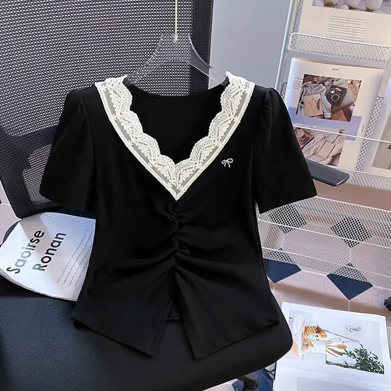 T-shirt a maniche corte con scollo a V impiombata in pizzo per donna 2025 Estate Nuovo stile coreano Allentato dimagrante e moda femminile Top