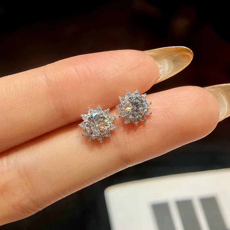 DiamondWorld Sparkling 0.5CT Moissanite Diamond Halo Sun Flower Orecchini con perno per le donne 925 Sterling Silver Party Gioielleria raffinata