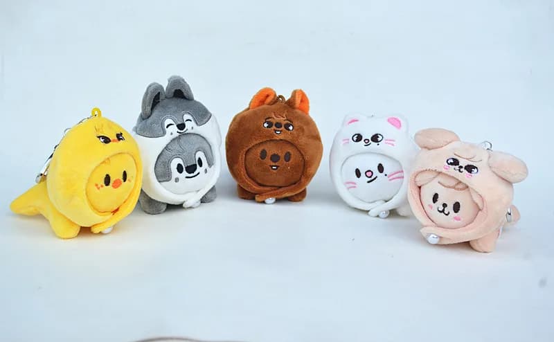 Peluche Stray Kids: L'Ultima Bambola SKZOO Accovacciata con Cappello, Ciondolo Carino e Merchandising a Tema Stella da 2026