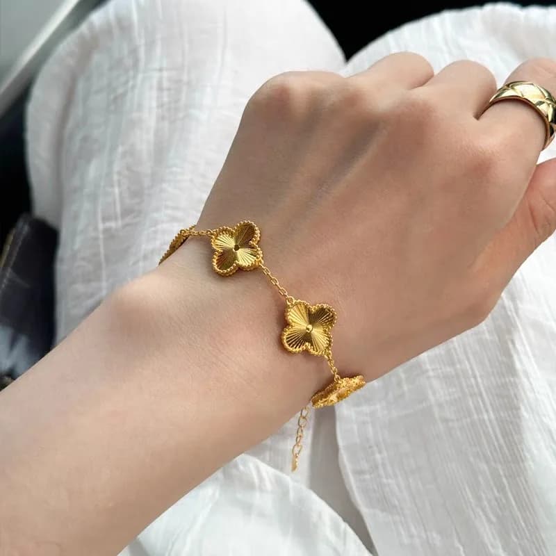 Braccialetto Bestseller, Stile Europeo e Americano con Incisione Laser a Quadrifoglio, Gioiello di Moda di Nicchia