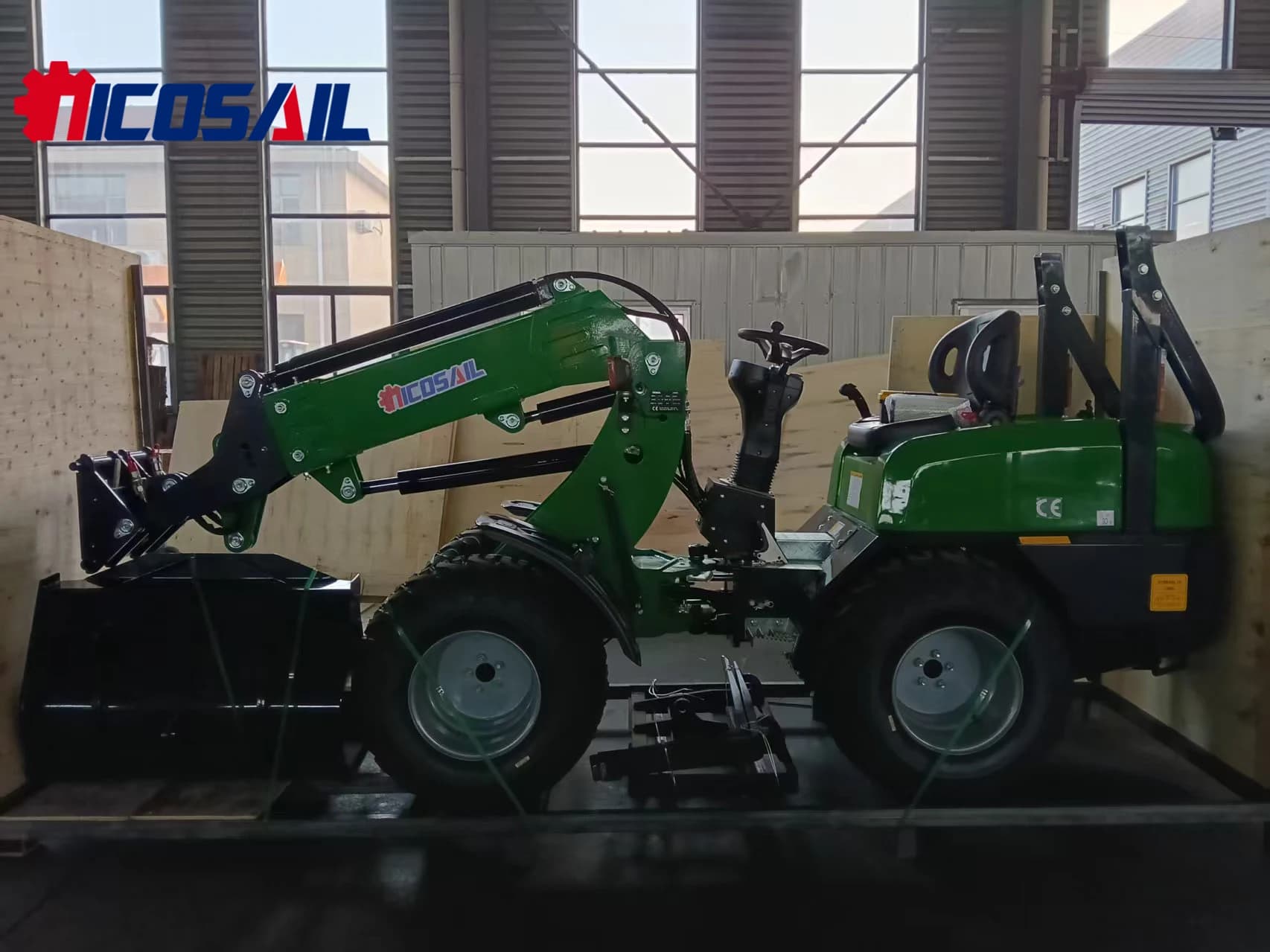 Micro pala gommata con braccio telescopico per movimentazione remota da 1000 kg certificata EPA
