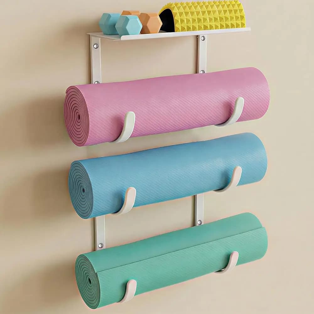 Supporto da Parete per Tappetini Yoga, Porta Tappetini Pilates Senza Nodi con Mensola Superiore Flottante, 4 Livelli per Blocchi/Rulli Yoga