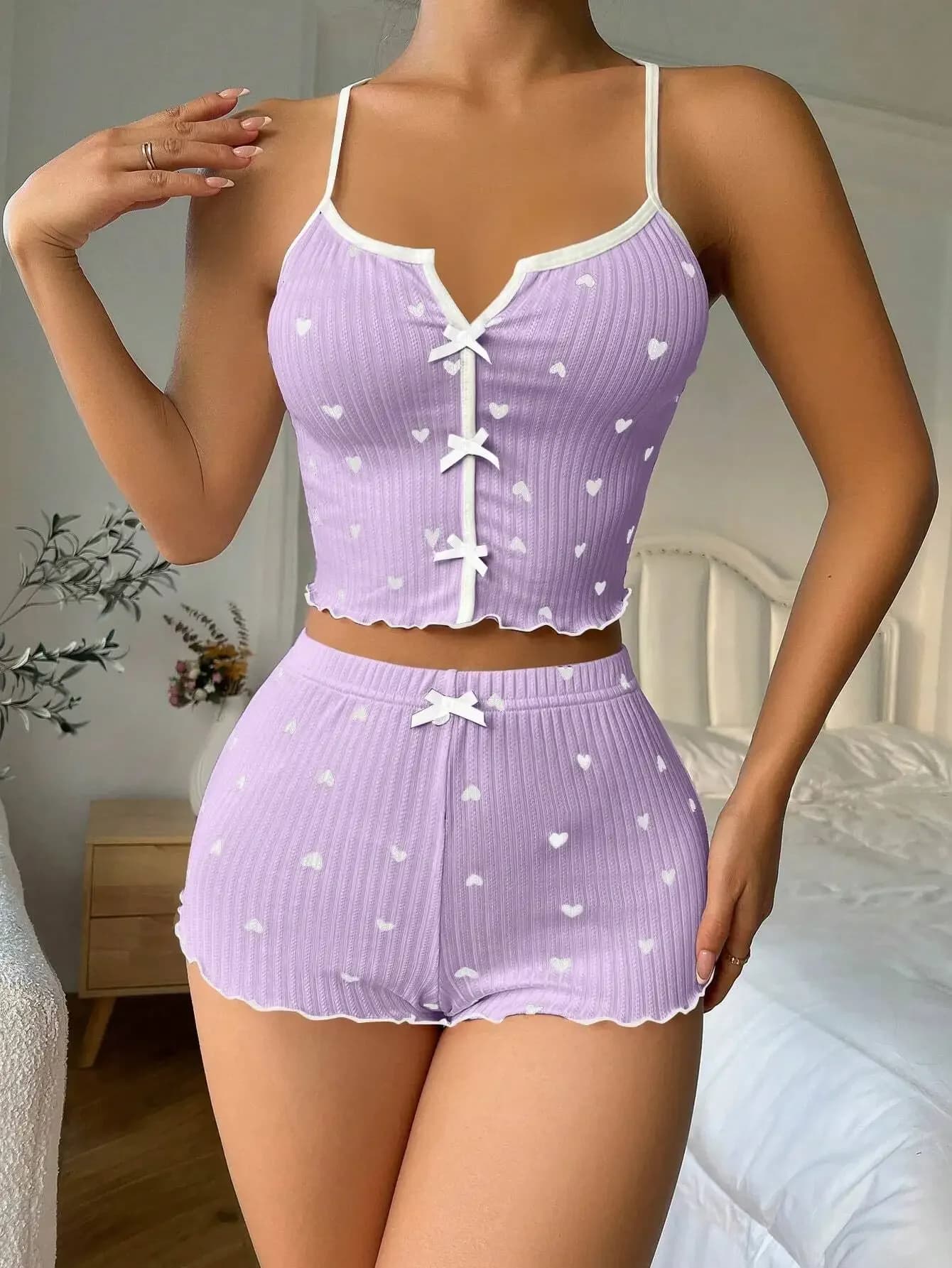 Set pigiama con top e pantaloncini decorati con fiocco e stampa di cuori viola