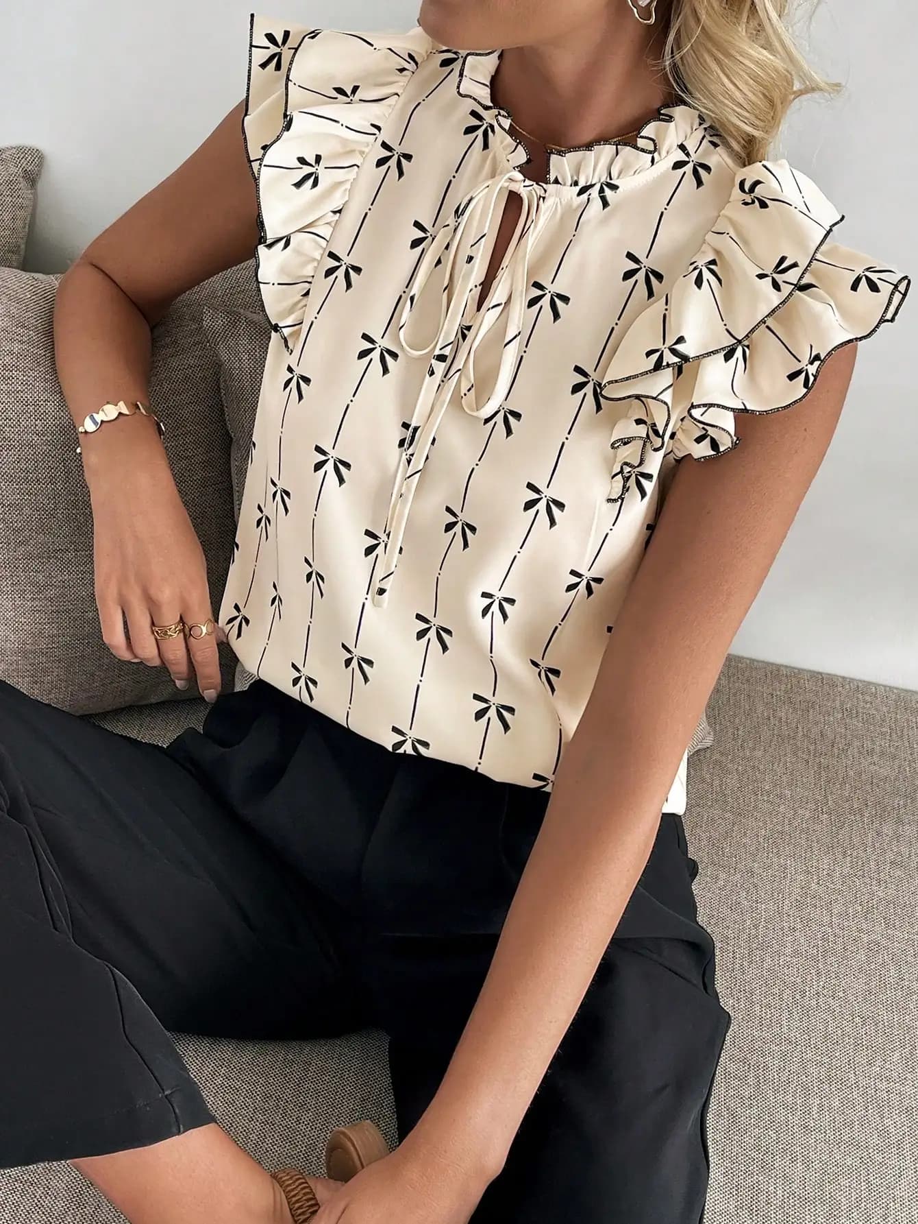 Camicia Estiva Minimalista Beige con Volant, Stampa a Fiocco, Maniche Svasate e Collo Annodabile – Blusa Casual da Donna per Tutti i Giorni