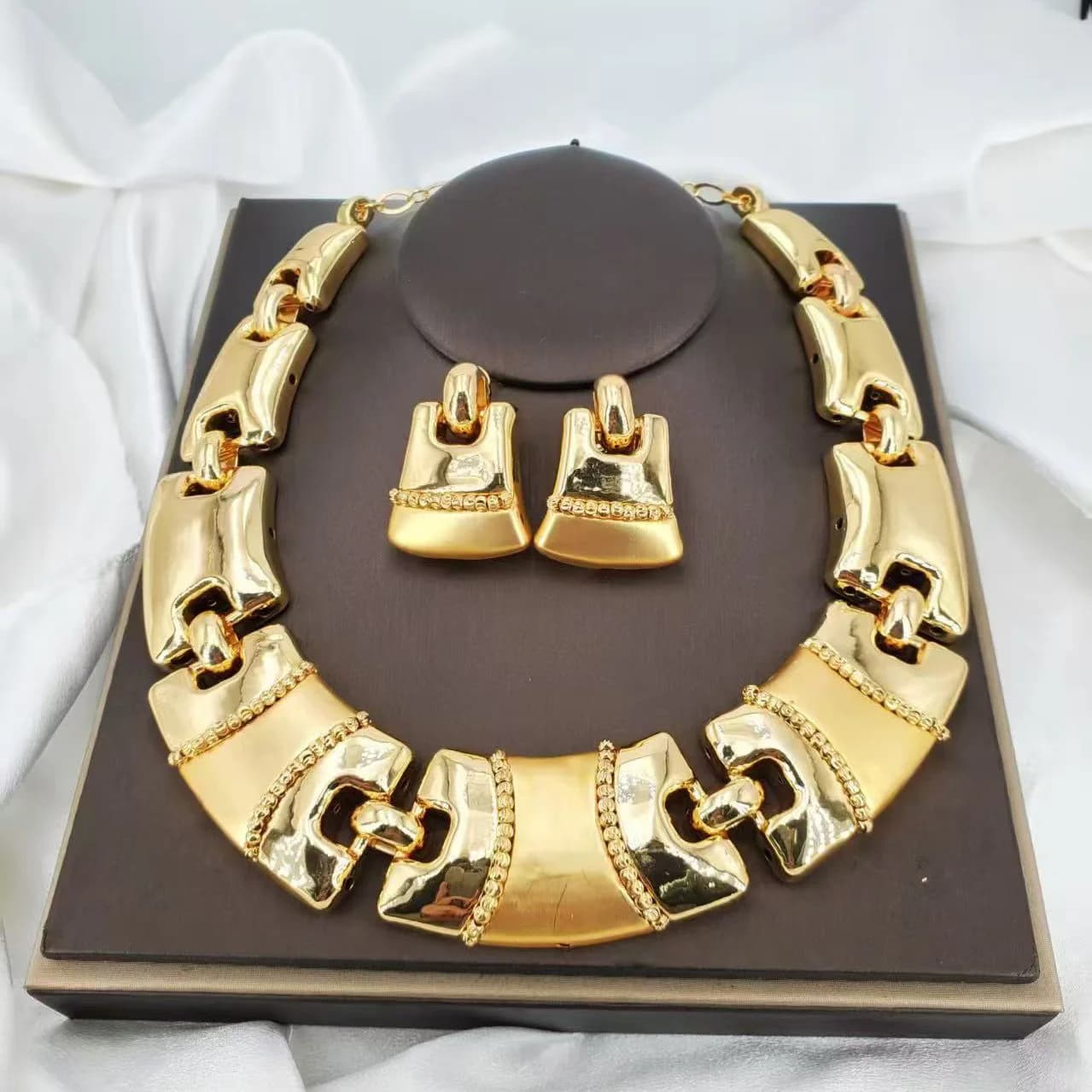Set di gioielli leggeri geometrici brillanti semplici Set di gioielli popolari affascinanti placcati in oro, bracciale, orecchini, anello, 4 pezzi