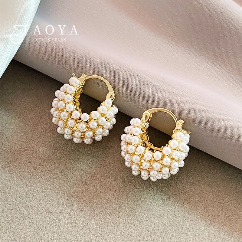 2025 Orecchini con cesto di fiori in metallo impreziositi di perle di riso di nuovo design per accessori per orecchie di gioielli di moda da donna coreana