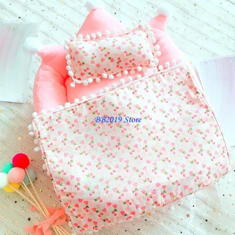 Q0KB Mini set biancheria da letto per bambole realistiche con materasso per cuscini, regalo per bambini, simpatici oggetti
