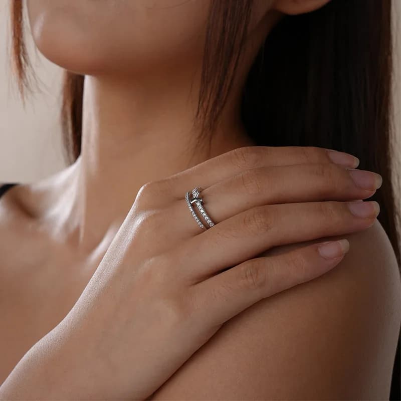 2025 Anello con lettera di diamanti di lusso personalizzato Anello regolabile personalizzato di moda di lusso leggero