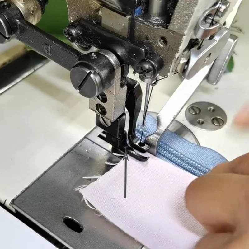 Piedino con cerniera con molla per macchina da cucire industriale con piedino