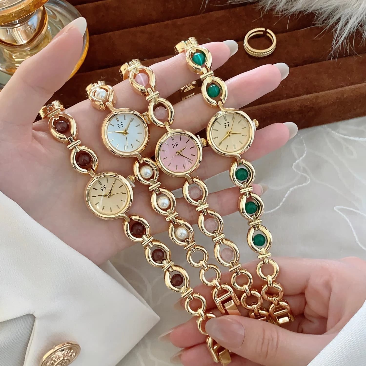 Elegante Orologio Rotondo da Donna con Pietre Scintillanti Traslucide, Nuovo Orologio al Quarzo di Lusso di Alta Gamma con Bracciale Dorato