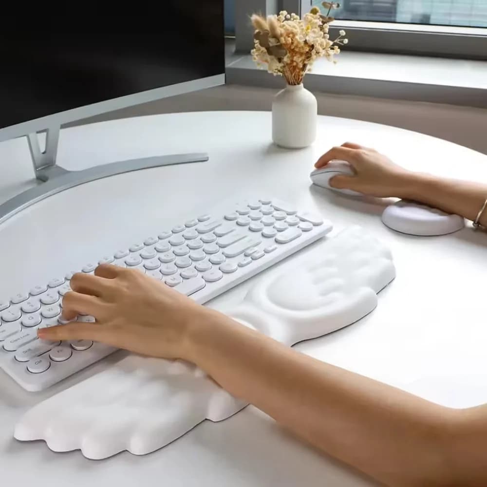 Set Tappetino Mouse e Tastiera con Poggiapolsi Ergonomico in Memory Foam a Forma di Ala d'Angelo, Antiscivolo per Computer e Laptop, Facilita la Digitazione