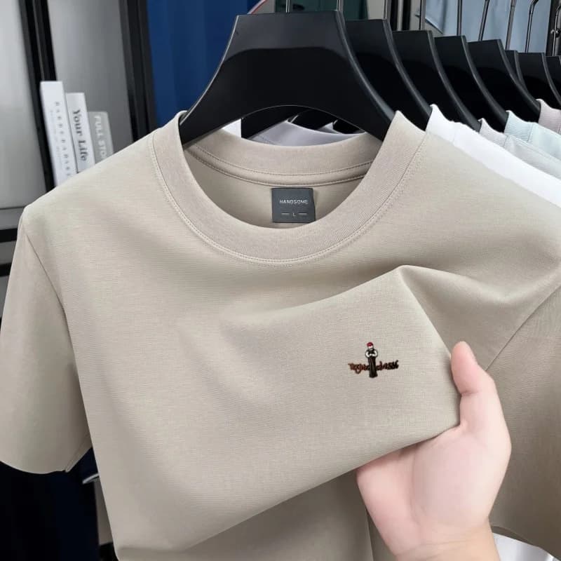 T-shirt di lusso a maniche corte da uomo, estiva, girocollo, in cotone effetto seta ghiaccio, con ricamo di personaggi dei cartoni animati, top da golf per giovani