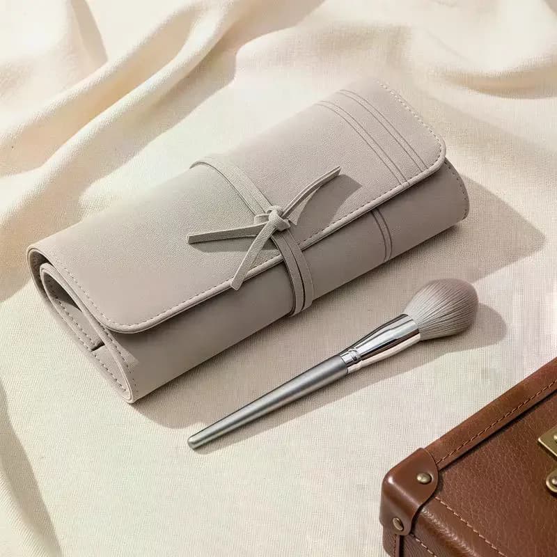Set di 14 Pennelli da Trucco Grigio Argento con Setole Morbide e Liscie, Custodia in Pelle PU per Ombretto, Blush, Cipria e Fondotinta