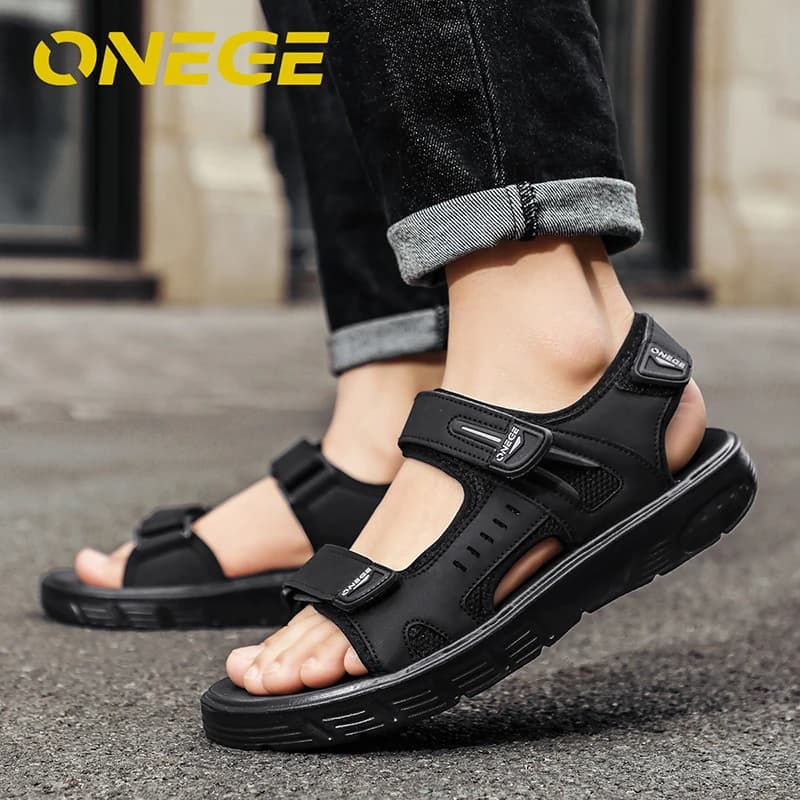 Un paio di nuovi sandali estivi antiscivolo da uomo, scarpe sportive da esterno, scarpe da guida resistenti all'usura, scarpe da spiaggia casual con suola morbida per giovani di grandi dimensioni