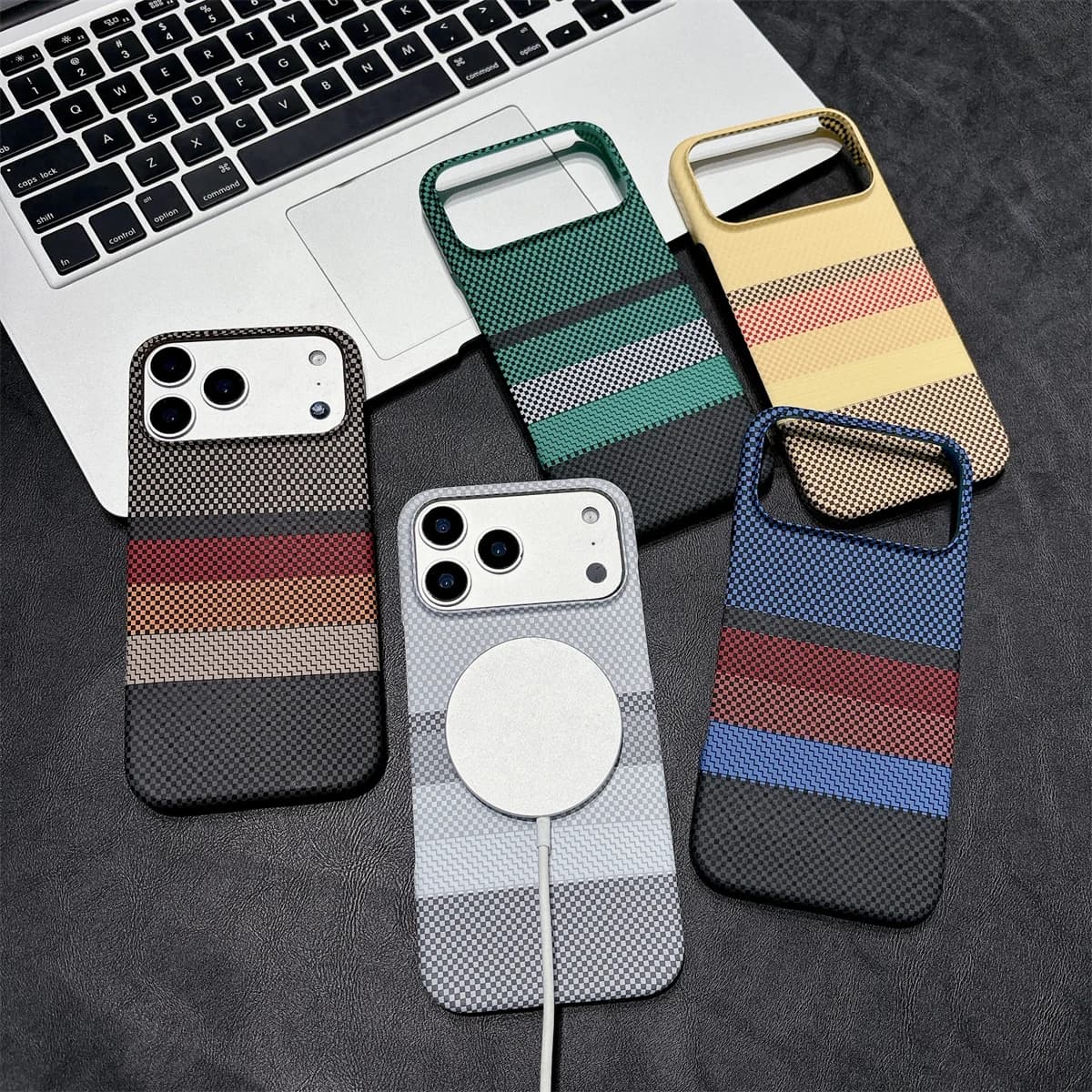 Custodia Rigida Antiurto in Fibra di Carbonio e Pelle per iPhone 17/16/15/Pro Max con Ricarica Wireless Magnetica MagSafe