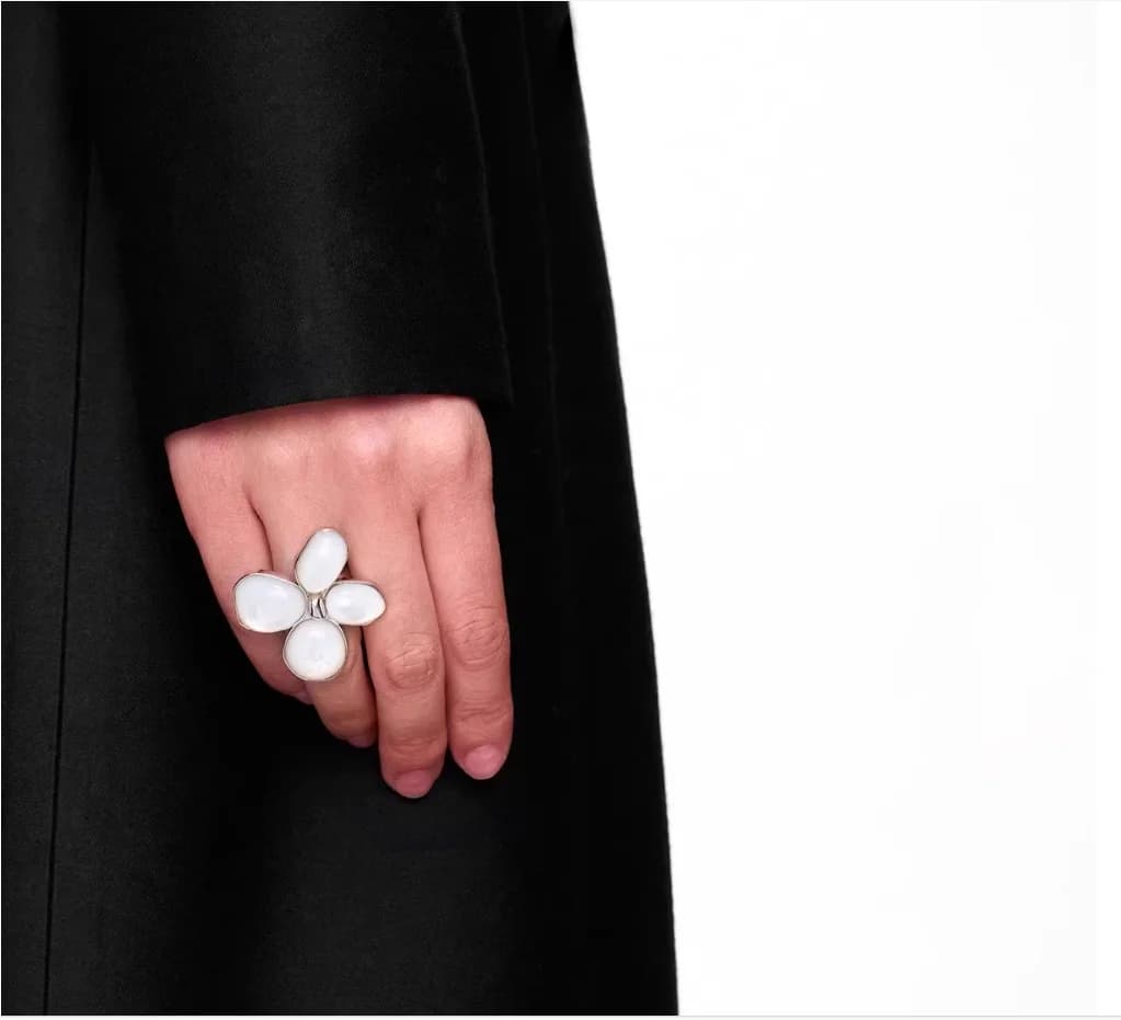 Un anello da donna con pietre preziose dal design leggero e lussuoso con conchiglie di cristallo bianco e nero