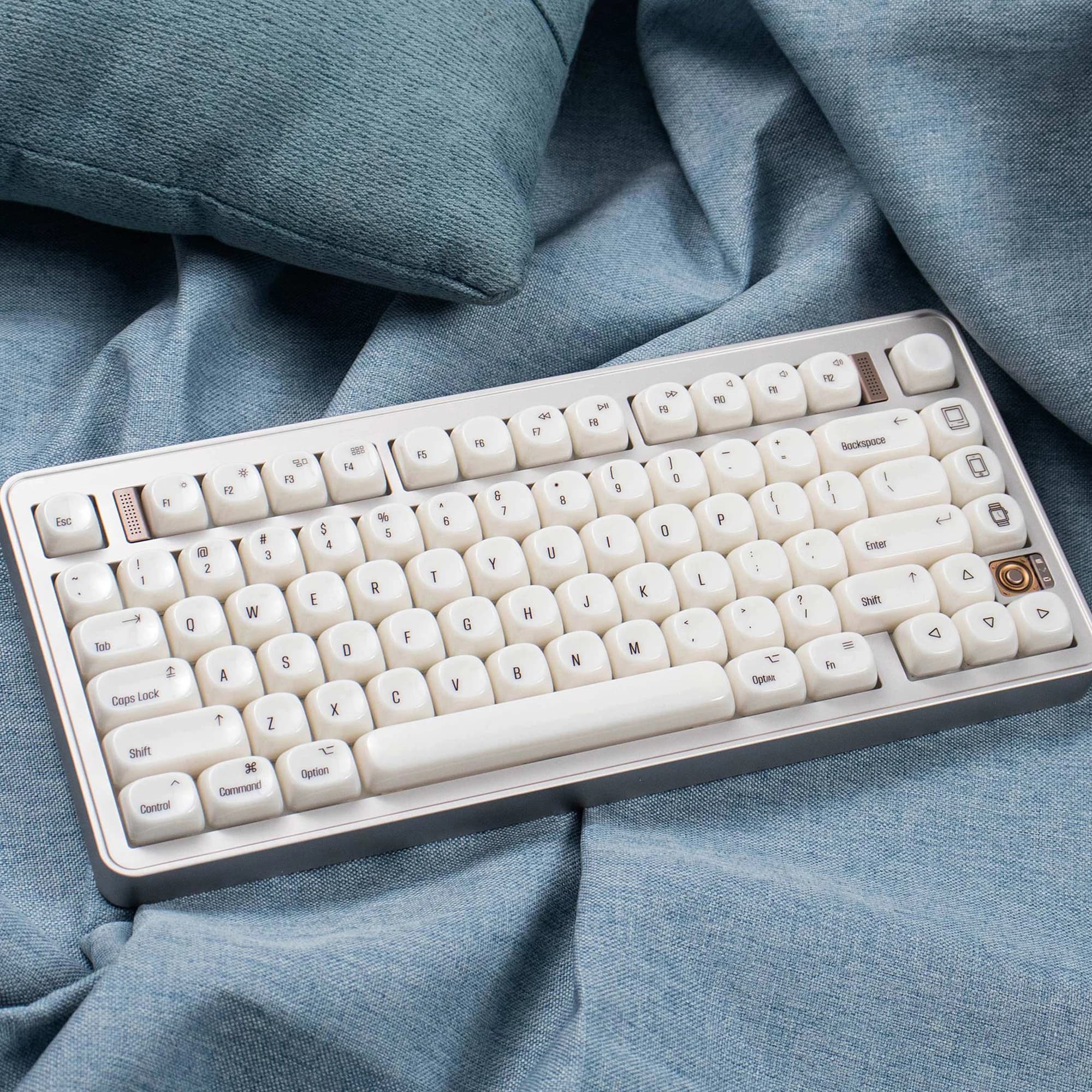 138 Keys Minimalist White Copritasti Dual Snap MOA Copritasti Translucid Gloss for Mechanical Keyboard MX Cherry