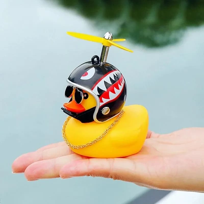 1 Pezzo Anatra Gialla con Casco e Elica, Simpatico Giocattolo Decorativo per Moto e Auto, Accessorio per Ciclismo