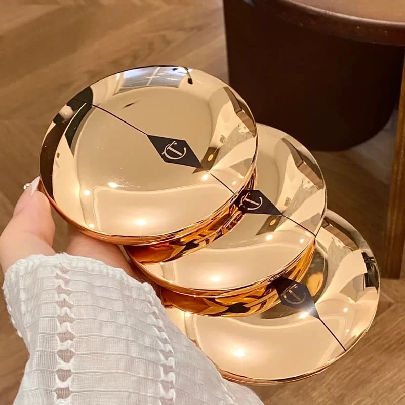 Set Charlotte Tilbury: Cipria Compatta, Fondotinta Liquido Controllo Olio, Correttore Impermeabile, Spray Fissante Idratante a Lunga Durata