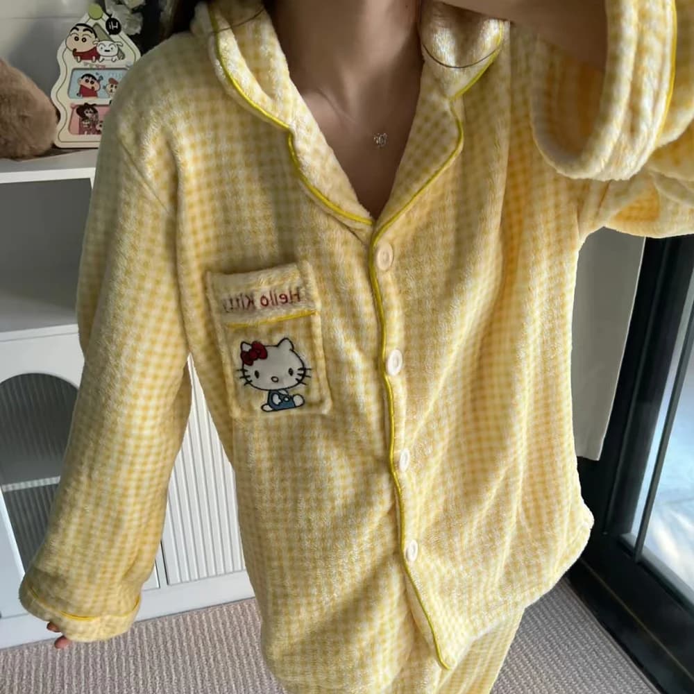 Pigiama da donna invernale Cartoon Set Anime Addensare flanella Stampa casual Cardigan con risvolto Pantaloni Caldi ragazze Kawaii Studente Homewear