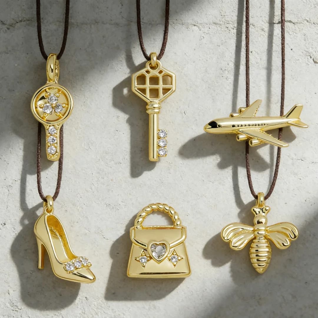 5 Pezzi Ciondoli in Ottone con Zirconia Cubica, Charms Eleganti Fai da Te per Gioielli: Collana, Bracciale, Ape, Tridente, Aeroplano, Borsa, Racchetta da Tennis, Tacco Alto