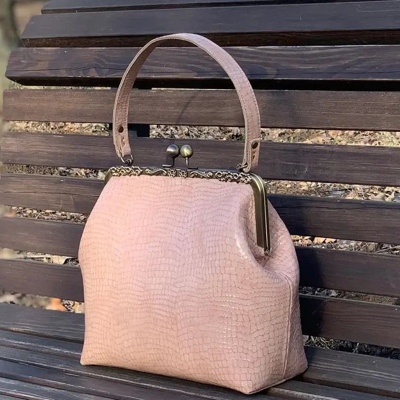 Lost In Vintage Cream Candy Rose Borsa in pelle Kiss Lock Borsa grande Pochette rosa tinta unita con struttura in metallo 25x25x11 cm