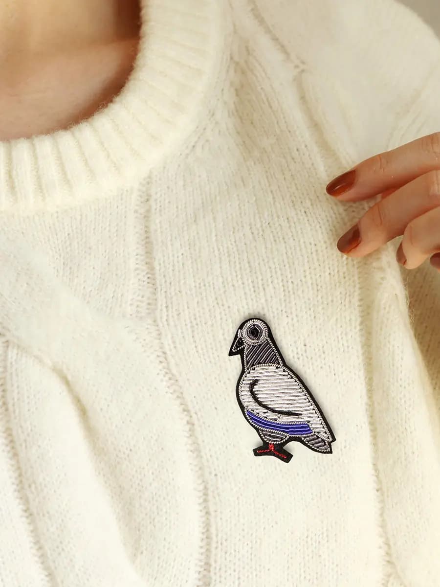 Spilla a forma di piccione ricamata a mano, delicata spilla da risvolto, accessorio di tendenza per vestiti, cappelli e borse