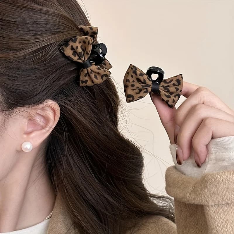 Fermaglio per capelli piccolo con fiocco stampa leopardata, fermaglio alla moda per frangia, fermaglio per capelli semi-arricciati sul retro della testa, disponibile in due colori.