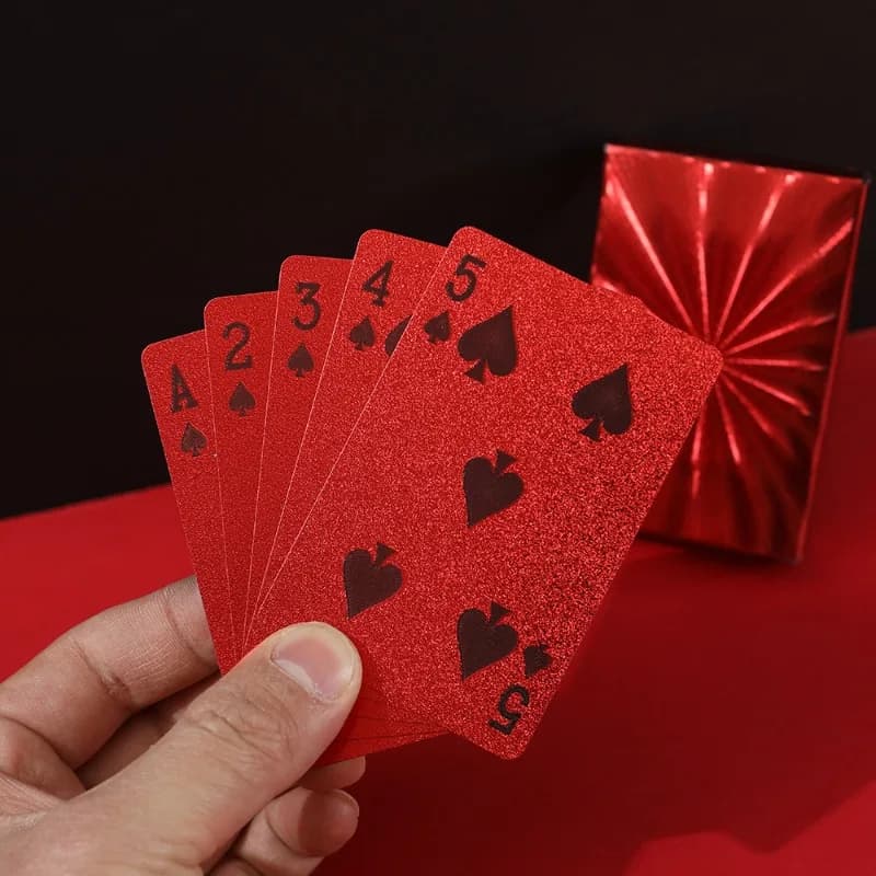 Carte da gioco in plastica PVC Impermeabili a prova di curvatura per il tempo libero in famiglia Gioco da tavolo da viaggio in campeggio Design con texture rossa Poker