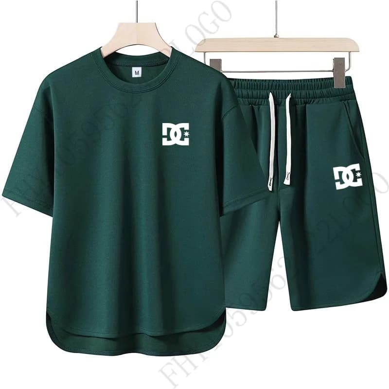 Men's summer outfit with casual crew neck t-shirt and shorts - Breathable sportswear for fitness and basketball