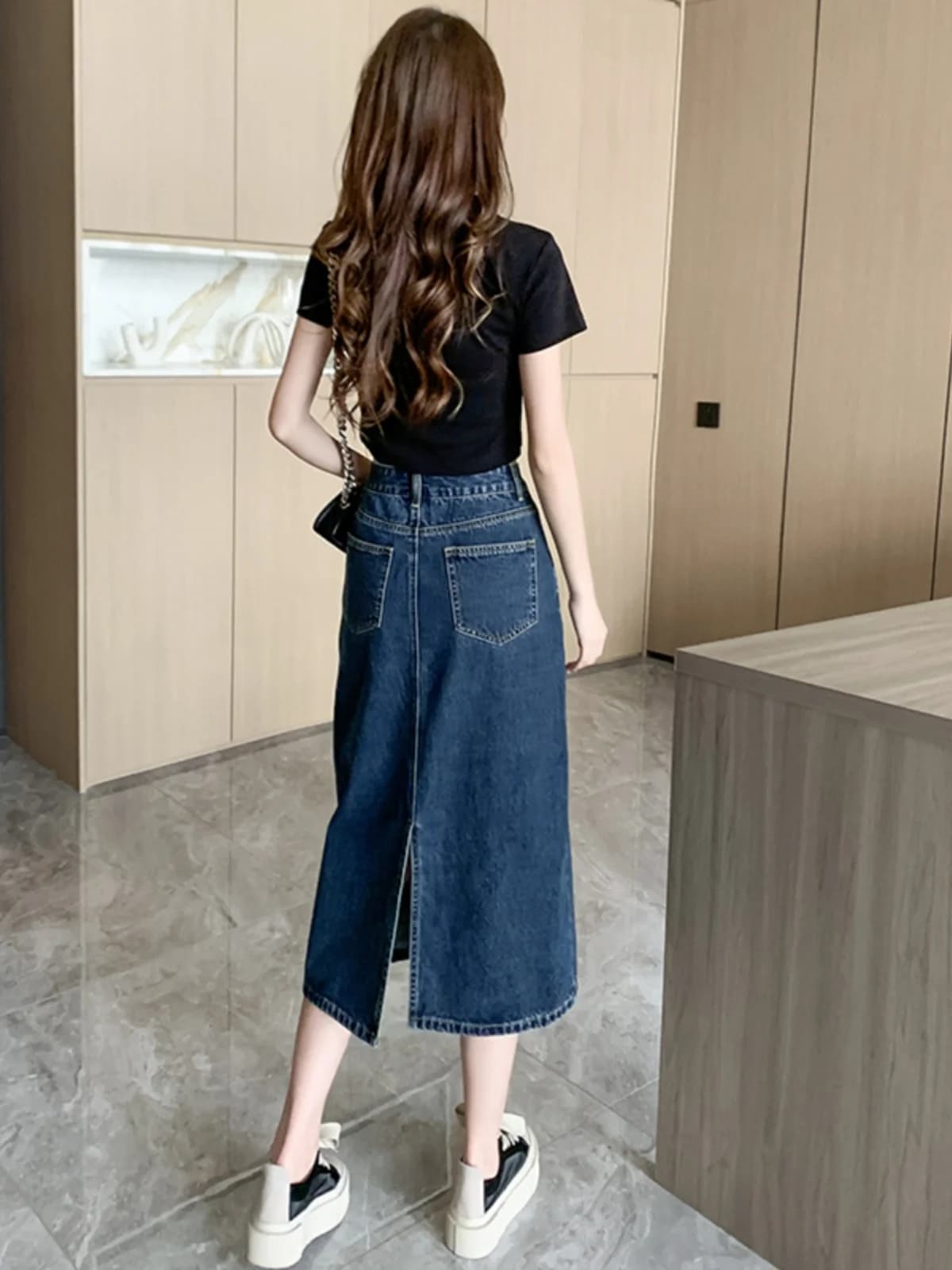 Gonna in jeans blu scuro a vita alta, linea ad A, lunghezza media, con spacco posteriore, stile casual, moda donna, estate 2026, versione coreana