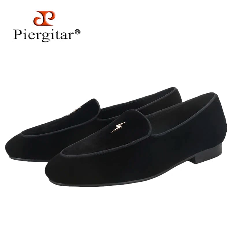 Mocassini da uomo Piergitar in velluto nero con fibbie in metallo dorato, realizzati a mano, per abbigliamento formale e matrimoni