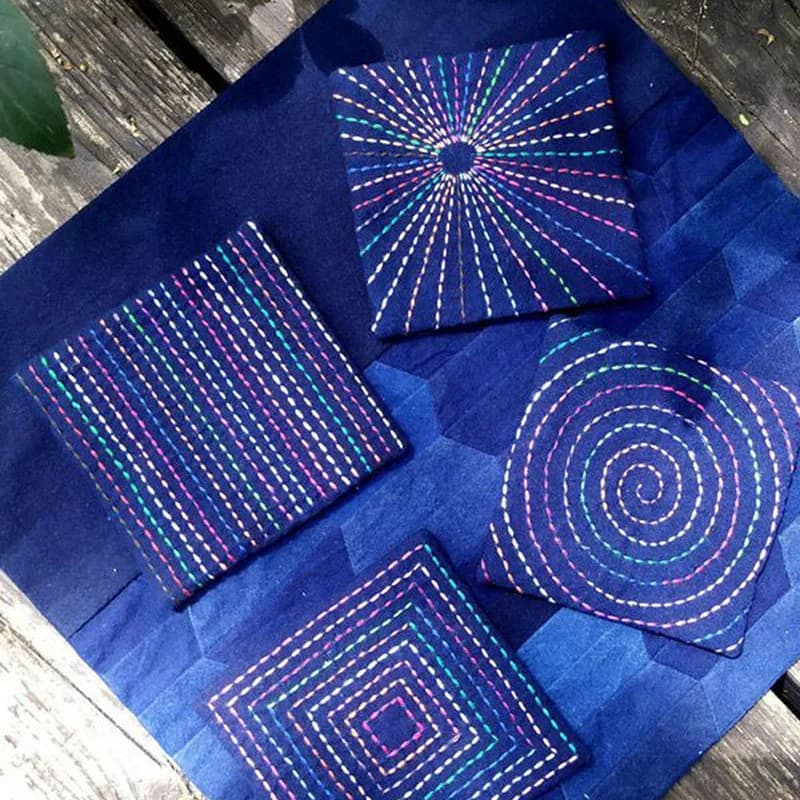 Kit di 4 Sottobicchieri Colorati Sashiko, Set Artigianale Fai-da-Te per Ricamo per Principianti, Cucito Non Finito con Tessuto di Cotone