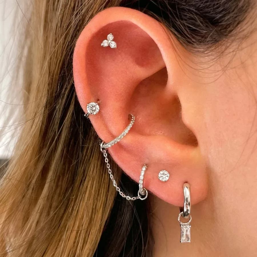 1 set in Europa e America Le donne che indossano borchie in osso strido Orecchini a bottone con nappa in zircone Orecchini e catene alla moda