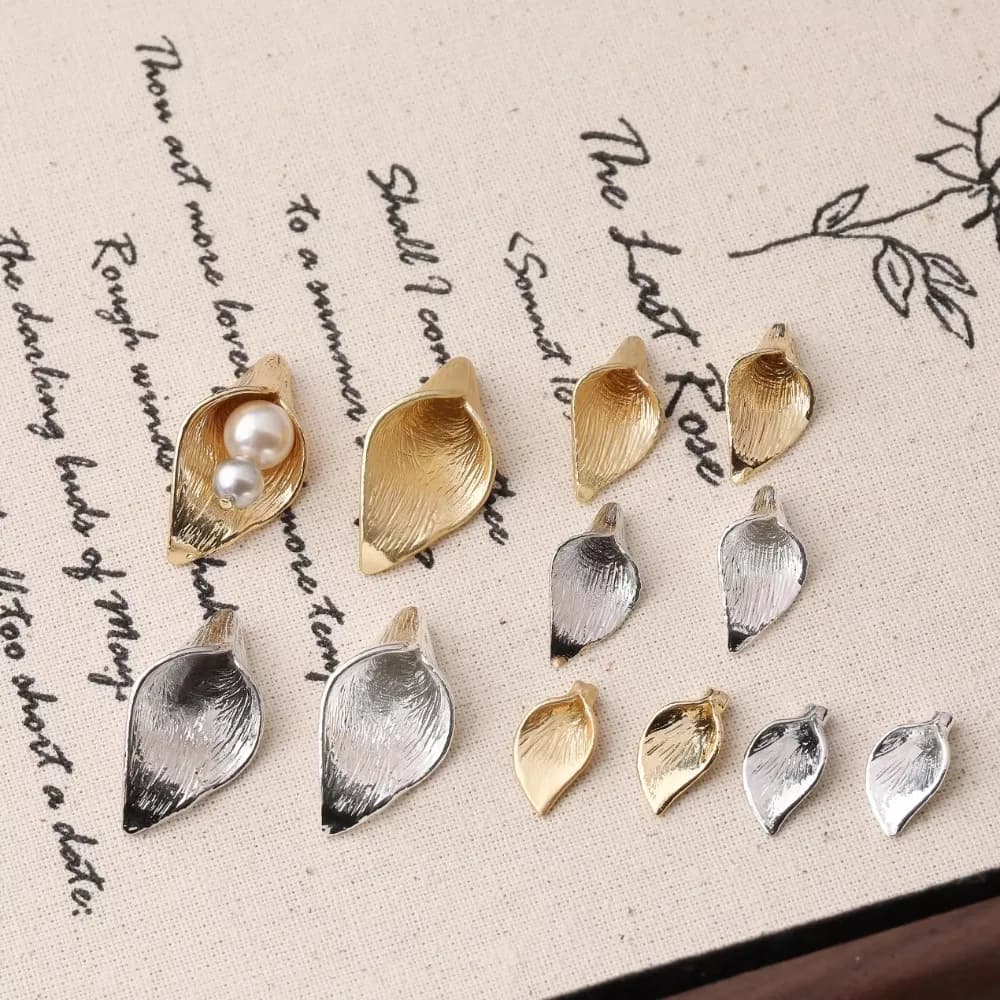 4 pezzi delicati orecchini con ciondoli a forma di fiore con petali di corno per forniture per la creazione di gioielli accessori fai da te in ottone placcato oro 14k