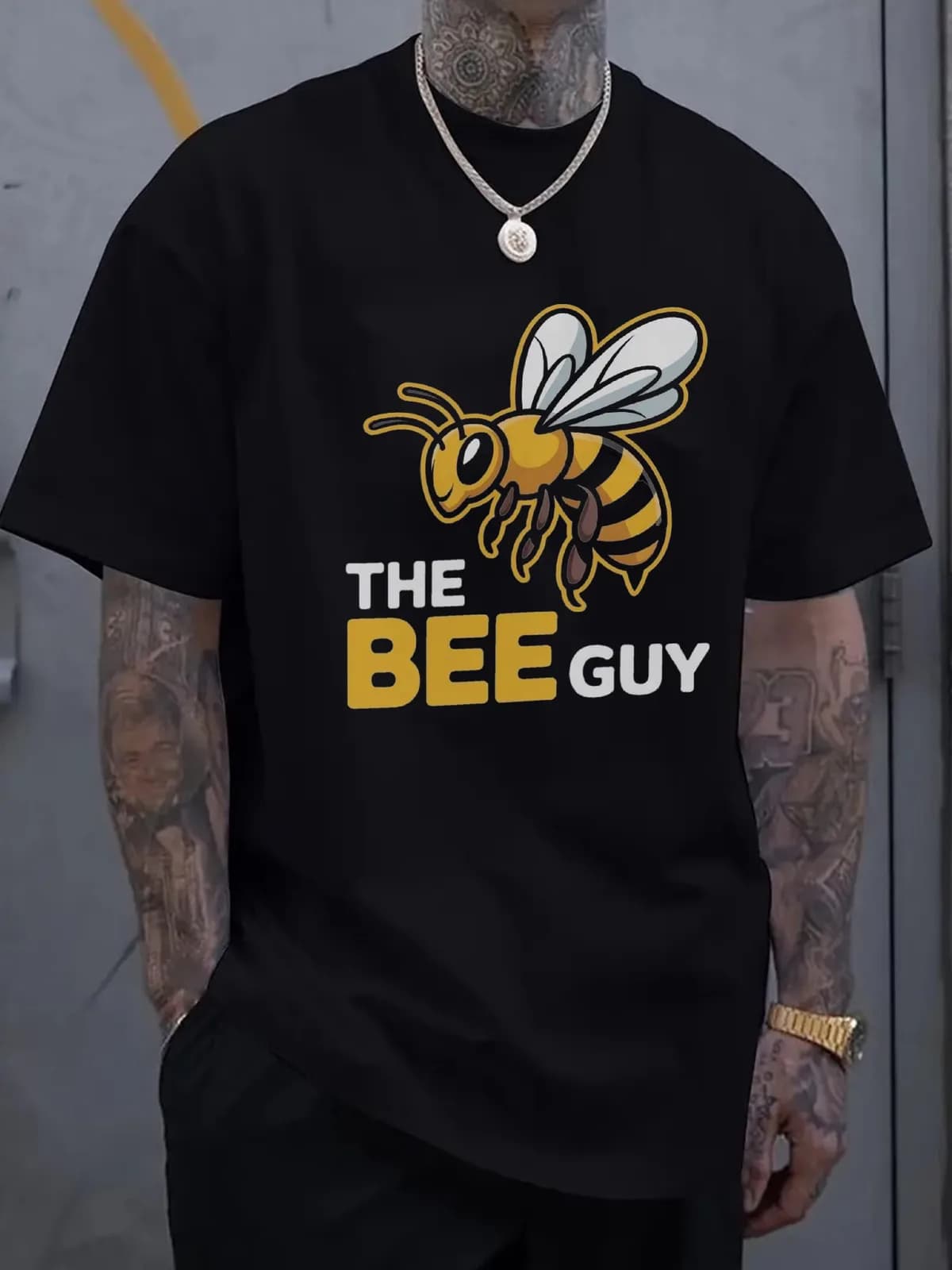 T-shirt grafica nera da uomo, maglietta in stile casual con design a forma di ape
