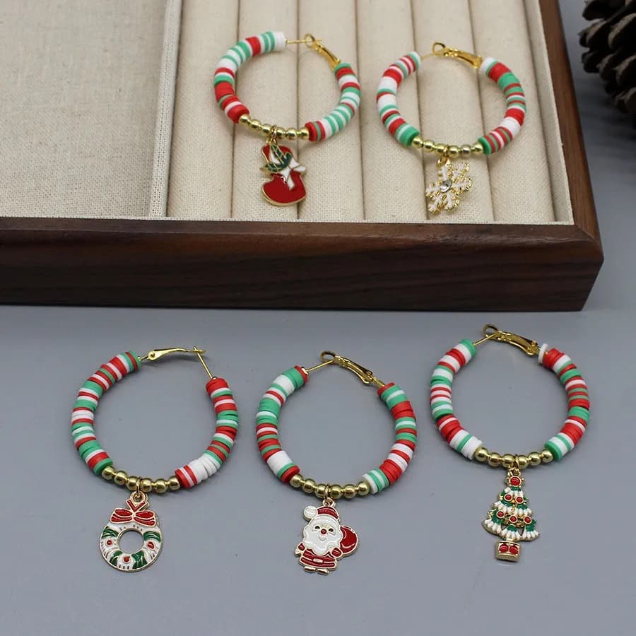 Nuova moda Natale Fiocco di neve Babbo Natale Argilla polimerica Orecchini a forma di cerchio cerchiati multicolori per le donne Regalo di gioielli di Capodanno