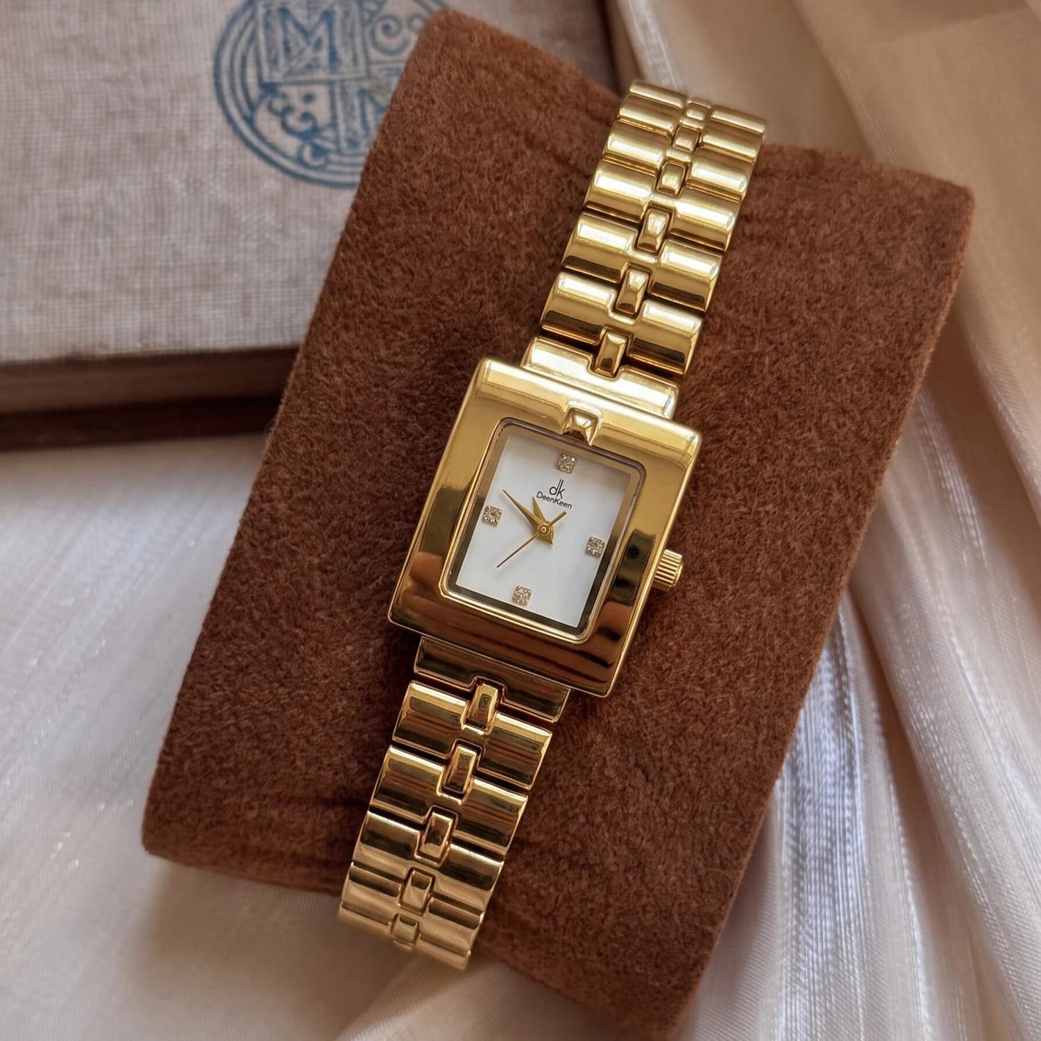 Vintage Gold Small Square Women Quartz Watch White Dial Rhinestone Index Gold Steel Band Elegant Ladies Wristwatch