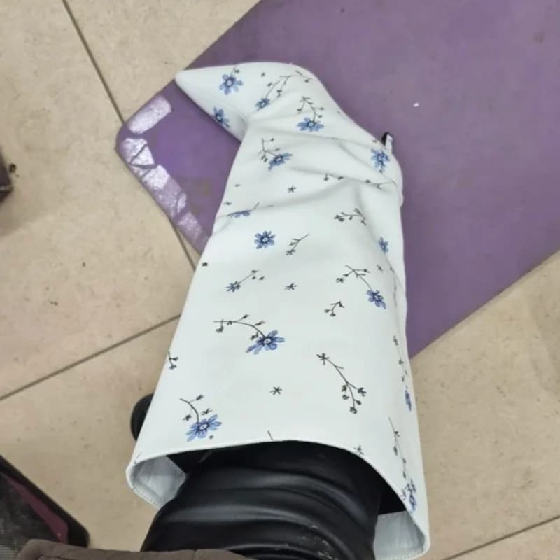 Stivali lunghi da donna bianchi con stampa floreale blu, a punta, slip-on, con pois, tacco sottile, al ginocchio, eleganti e freschi, scarpe estive