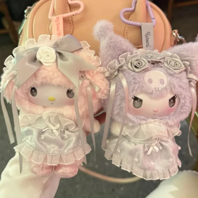 Nuova Collezione Sanrio Family: Blind Box in Vinile con Ciondoli a Tema Giardino di Rose, Kuromi Kawaii Mystery Box, Regali Trendy da Collezione per Bambini