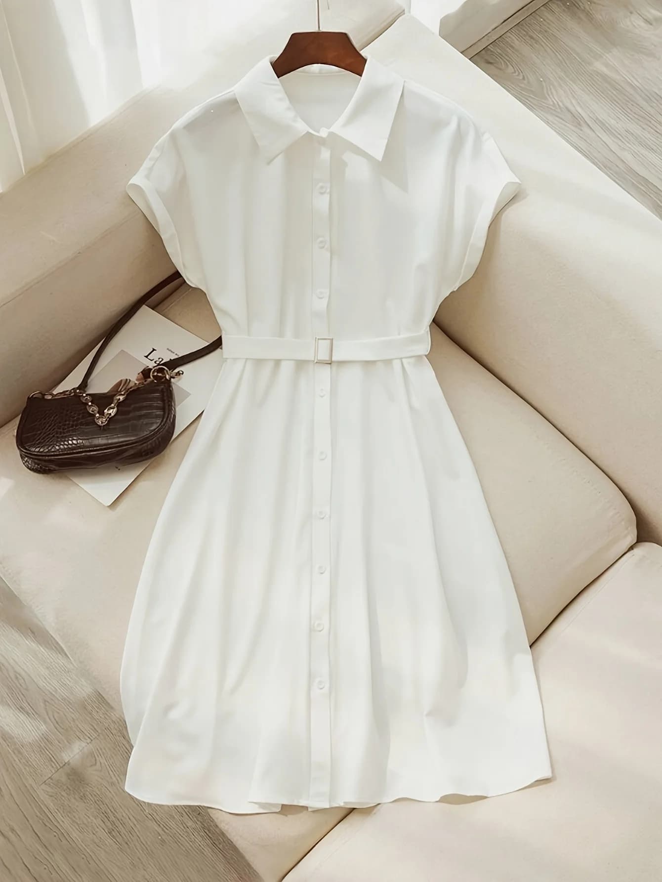 Stylish white belt with polo collar and medium length skirt with slender look