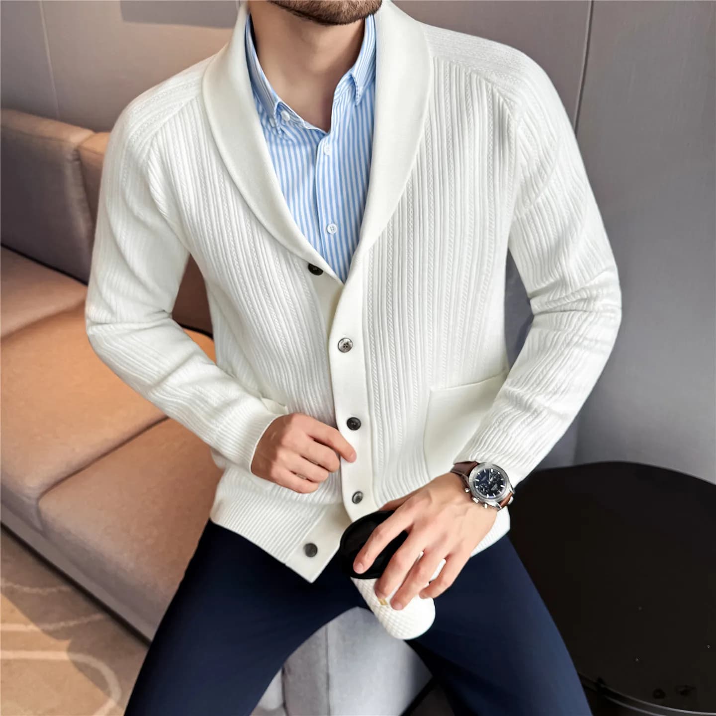 Cardigan lavorato a maglia con collo a scialle da uomo, design a righe stile vecchio denaro, autunno inverno addensato, bianco grigio nero