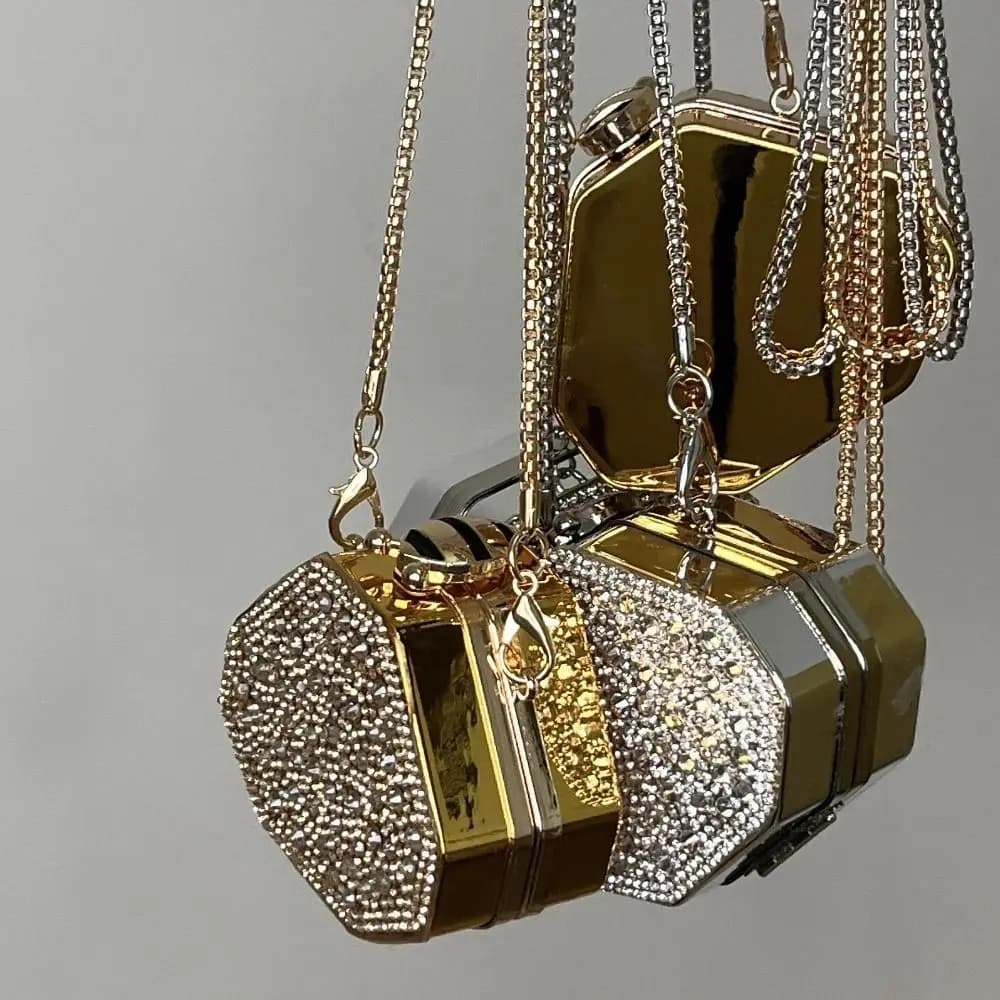 Borsa a Tracolla Leggera e Impermeabile con Catena Lunga Staccabile, Decorata con Strass e Chiusura Glitterata